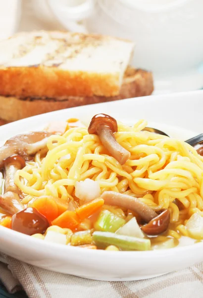 亚洲面条汤配蘑菇和蔬菜 — 图库照片
