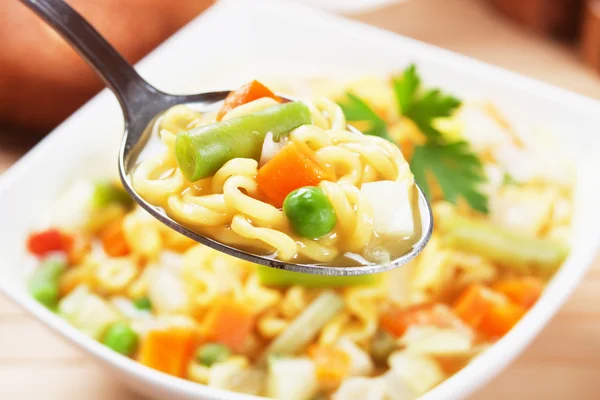 Asijské nudlová polévka se zeleninou — Stock fotografie