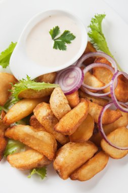 Kızarmış patates dilimleri.