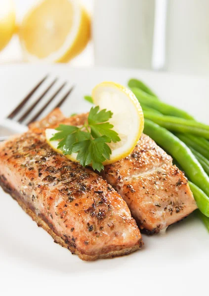 Bife de salmão grelhado — Fotografia de Stock