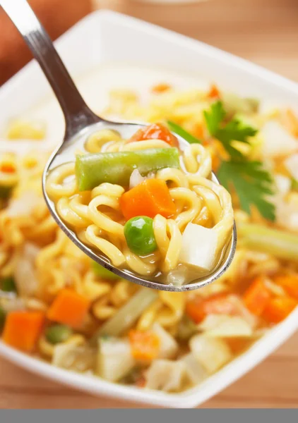 Nudlová polévka se zeleninou — Stock fotografie