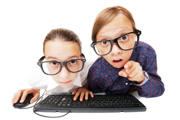 Jovens meninas brincando ou trabalhando em um computador — Fotografia de Stock