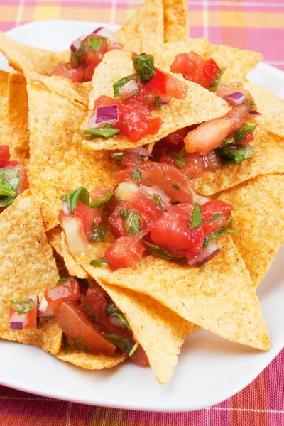 Chips de milho nachos mexicanos com salsa — Fotografia de Stock