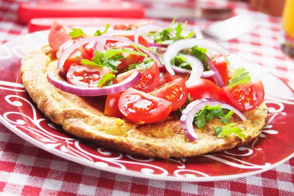 Frittata with tomato salad — Stock Photo, Image