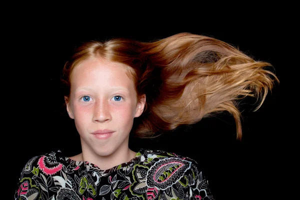 Bella giovane ragazza dai capelli rossi — Foto Stock