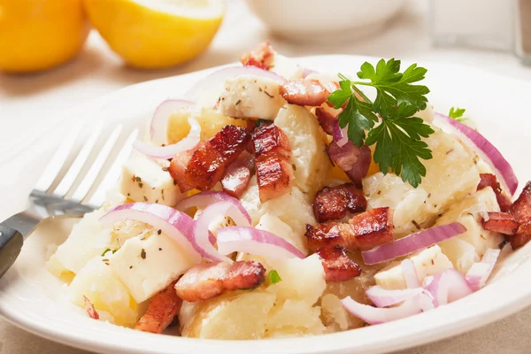 Salada de batata com queijo e bacon — Fotografia de Stock