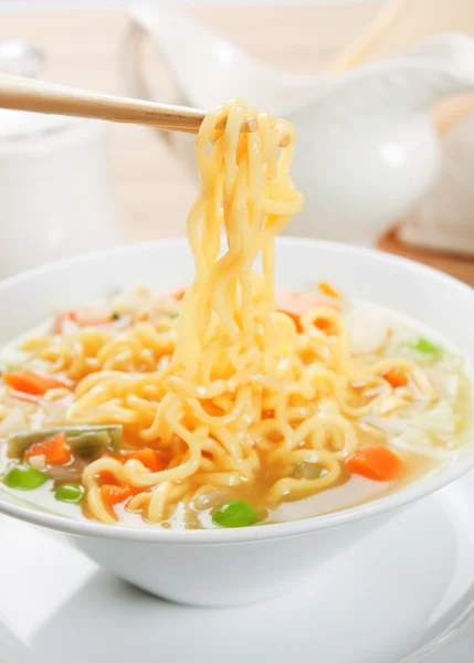 Nudlová polévka se zeleninou — Stock fotografie