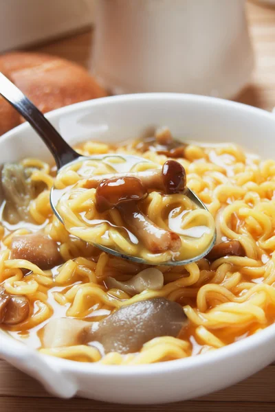 Nudlová polévka s houbami — Stock fotografie