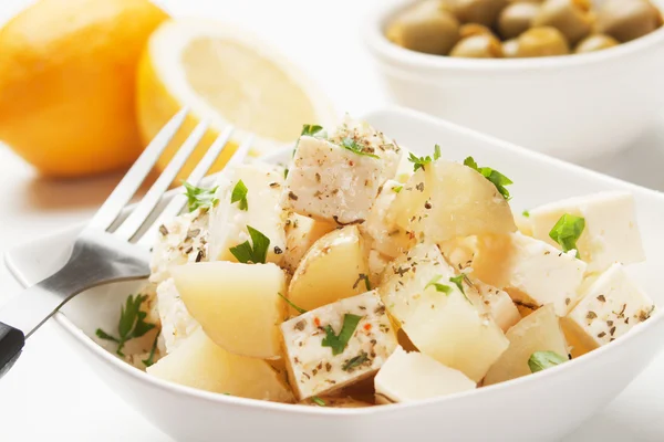 Ost och potatis sallad — Stockfoto