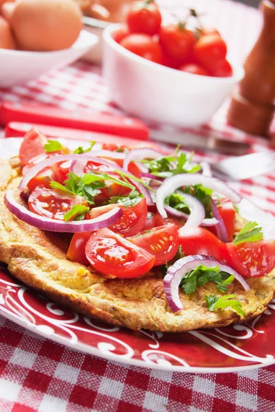 Omelett med tomatsallad — Stockfoto