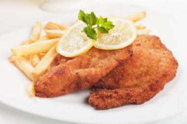 viener şnitzel, biftek ile kızarmış patates tava
