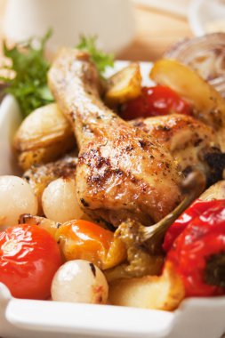 Kızarmış tavuk budu ve sebze.