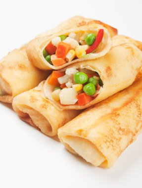 Çin böreği ile sebze dolu