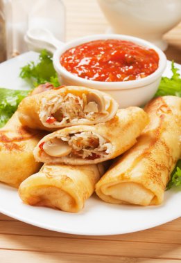 Çin böreği ile sebze dolu