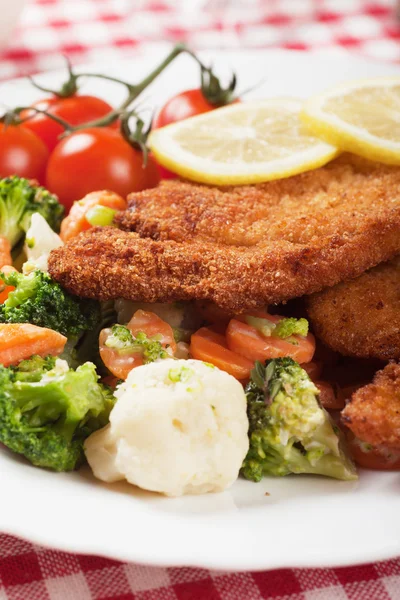 Viener schnitzel, gepaneerd biefstuk met gezonde groenten — Stockfoto