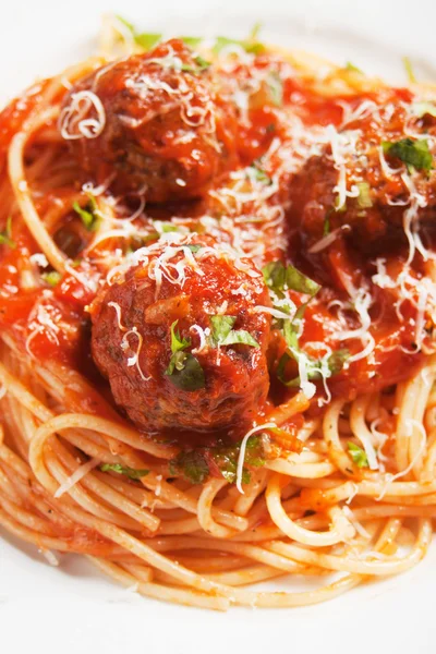 Köttbullar med spagetti pasta — Stockfoto
