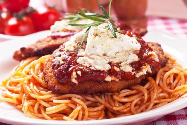 Kyckling parmesan med spaghetti pasta — Stockfoto