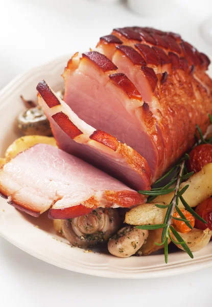 Roasted ham with vegetables — Stock Photo, Image