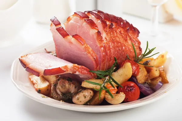 Roasted ham with vegetables — Stock Photo, Image