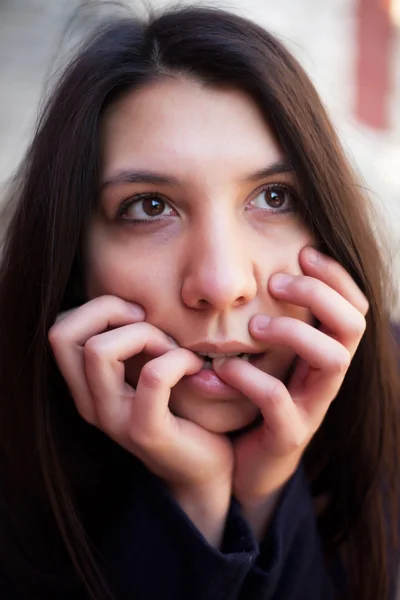 Retrato emocional da menina bonita — Fotografia de Stock