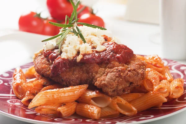 Parmesão de frango com macarrão macarrão — Fotografia de Stock