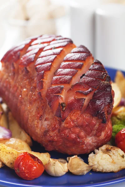 Jamón asado con verduras —  Fotos de Stock