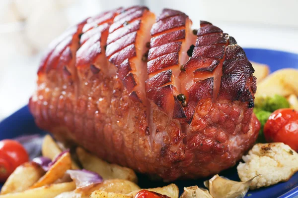 Roasted ham with vegetables — Stock Photo, Image