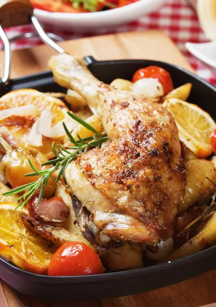 Roasted chicken leg with vegetables — Stock Photo, Image