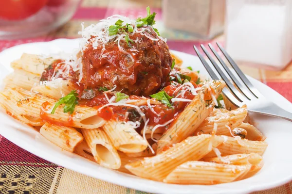 Pasta maccheroni con polpette — Foto Stock