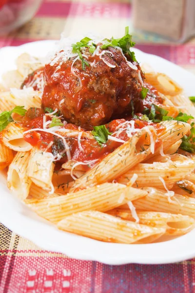 Macaroni pasta met gehaktballen — Stockfoto