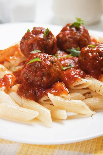 Macaroni pasta met gehaktballen — Stockfoto