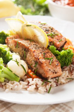 pişmiş pirinç ızgara somon steak vith