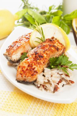 pişmiş pirinç ızgara somon steak vith