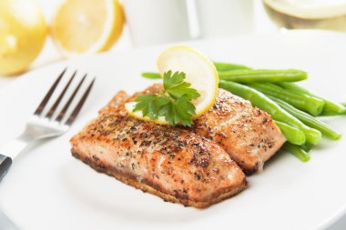 ızgara somon steak ve sebze