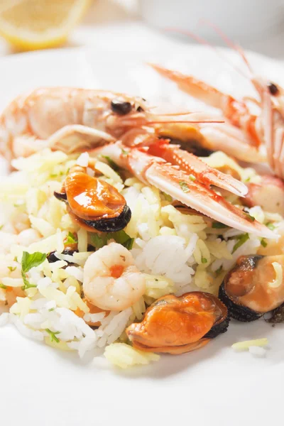 Garnalen en zeevruchten risotto — Stockfoto