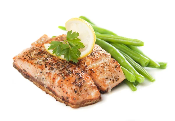 Bife de salmão grelhado e legumes — Fotografia de Stock