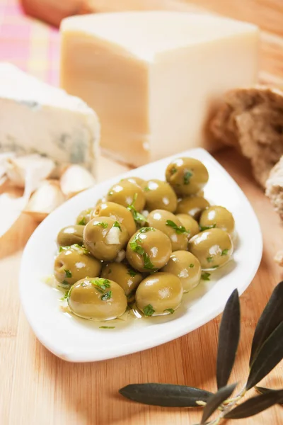 Ingemaakte groene olijven — Stockfoto