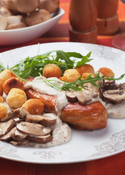 Peito de frango com molho de cogumelos — Fotografia de Stock