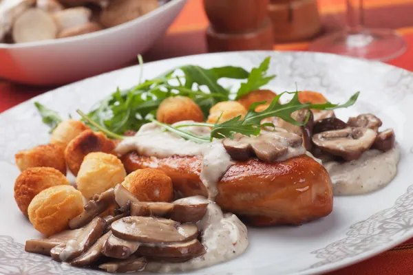 Peito de frango com molho de cogumelos — Fotografia de Stock