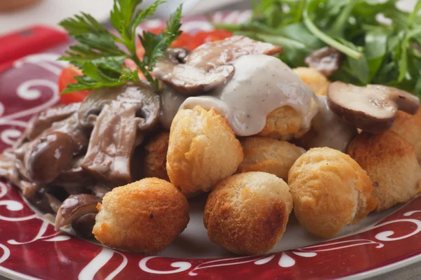 Gebratene Kartoffelkroketten mit Portabello-Pilzen — Stockfoto