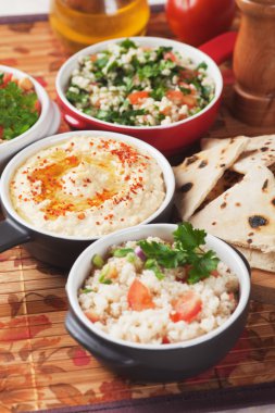 Humus, Akdeniz nohut ve tahin sosu