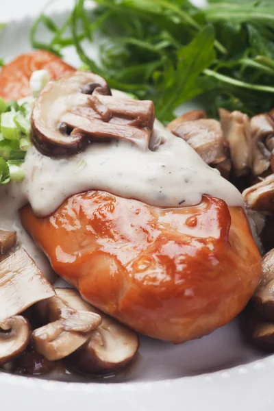 Hühnerbrust mit Pilzsoße — Stockfoto
