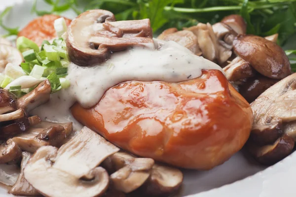 Peito de frango com molho de cogumelos — Fotografia de Stock