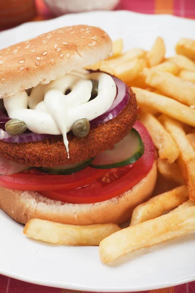 Hamburguesa de pescado con papas fritas —  Fotos de Stock