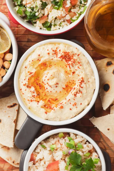 Hummus, molho de grão de bico — Fotografia de Stock