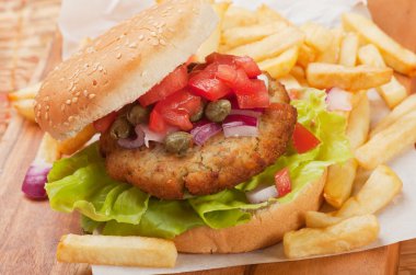 Balık burger patates kızartması ile