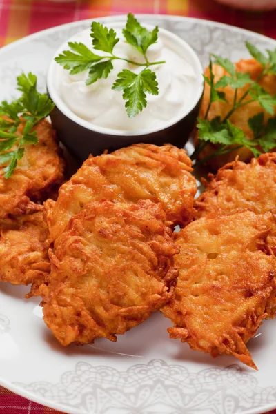 Latke, potato pancake with sour cream — Stock Photo, Image