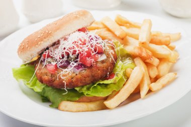 hamburger ile rendelenmiş peynir