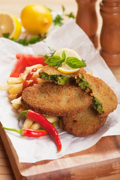 Burger aux légumes avec frites — Photo