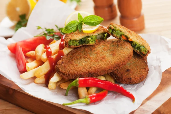 Hamburguesa de verduras con papas fritas —  Fotos de Stock